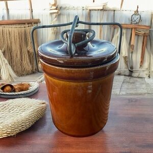 VINTAGE BROWN STONEWARE CROCK JAR WITH LID & METAL HANDL